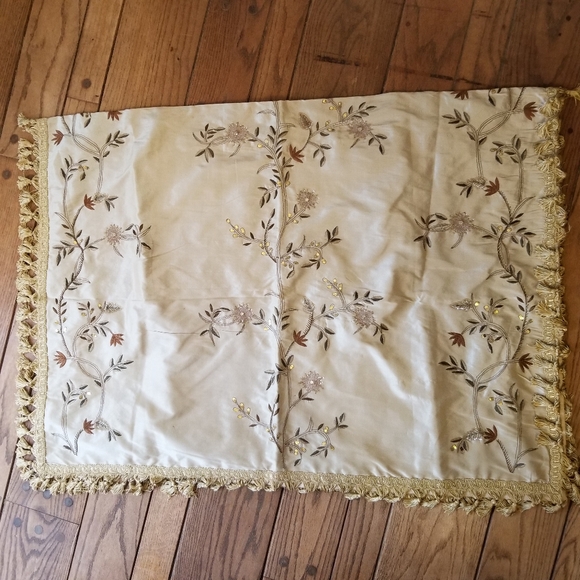 Polyester and silk embroidered throw. Boho throw. 40x60 - Picture 5 of 9